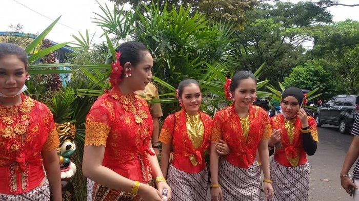 Sejumlah remaja putri Ciamis turut memeriahkan Galuh Travel Mart di Tourist Information Centre, Ciamis