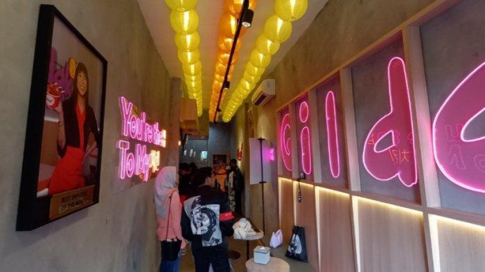 Interior gerai Gildak cabang Bandung yang mengusung konsep jajanan ala Korea.