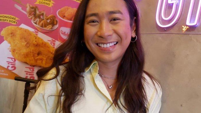 Selebgram Jovi Adhiguna memperkenalkan menu di Gerai Gildak cabang Bandung