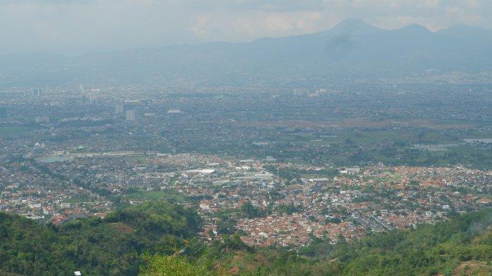 Gunung Koromong yang berada di perbatasan Kecamatan Arjasari dan Baleendah, Kabupaten Bandung