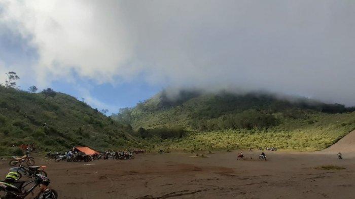 Hamparan pasir Gunung Sanghyang Buruan antara Gunung Guntur dan Gunung Masigit, Kabupaten Garut