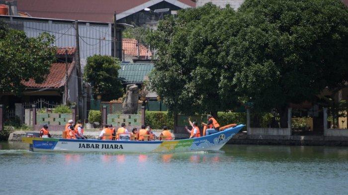 Perahu wisata untuk Situ Rawa Besar di RW 13 Kelurahan Depok, Kecamatan Pancoran Mas, Kota Depok,
