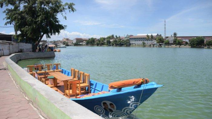 Perahu wisata untuk Situ Rawa Besar di RW 13 Kelurahan Depok, Kecamatan Pancoran Mas, Kota Depok.