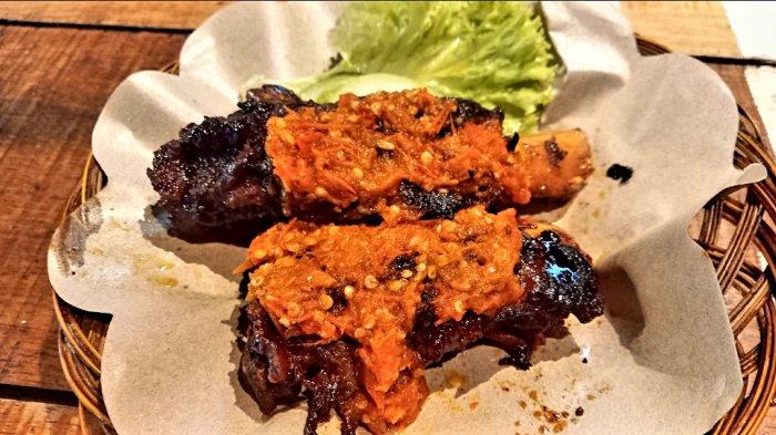 Iga bakar mercon di Warung Oseng Mercon Jalan Sarimana Nomor 16, Blok 14, Sarijadi, Kota Bandung