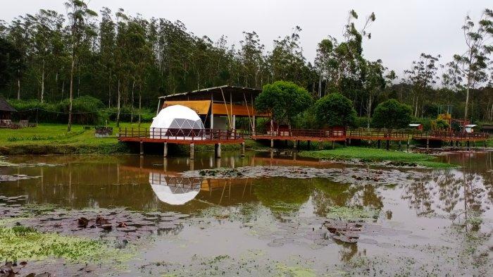 Satu unit iglo didirikan di tepi Danau Tegal Kawani di tempat wisata Rancaupas, Rancabali, Kabupaten Bandung.