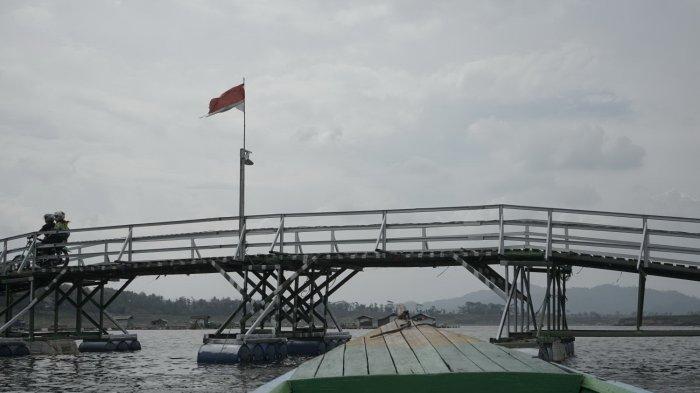Jembatan apung Bucin di KBB dengan pemandangan Danau Saguling