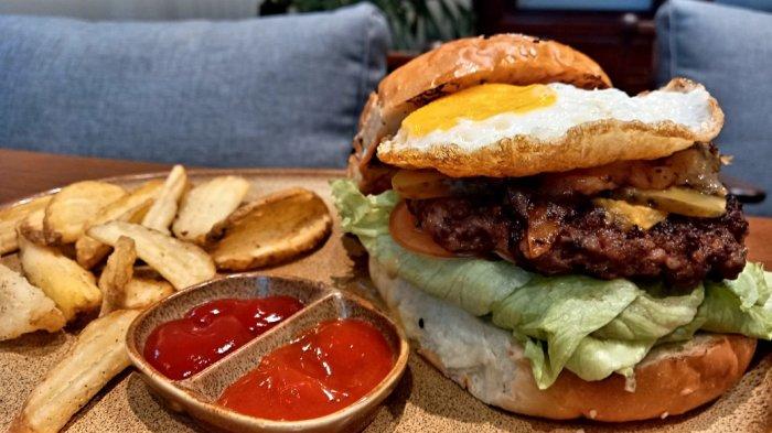 Sajian jenderal burger yaitu burger porsi besar khas Kedai Jenderal Kopi Nusantara Buwas, Jalan RE Martadinata