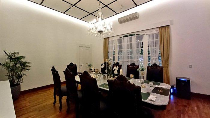 Suasana area VIP room Jenderal Kopi Nusantara Buwas yang berkonsep heritage rumah Belanda di Jalan RE Martadinata No 219, Kota Bandung