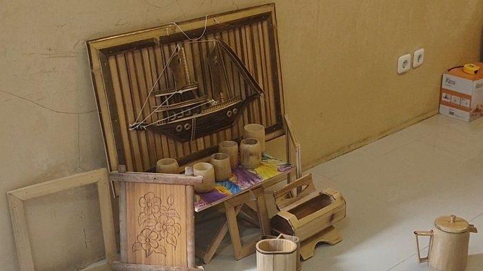 Kerajinan limbah bambu karya para penyandang disabilitas di Jalan Margatapa, Majalengka