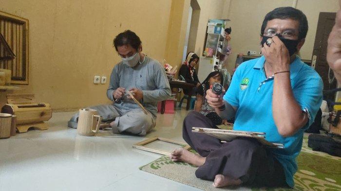 Penyandang disabilitas sedang mengerjakankerajinan limbah bambu di Jalan Margatapa, Majalengka.