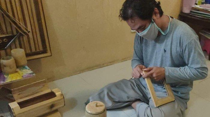 Para penyandang disabilitas sedang mengerjakan kerajinan limbah bambu di Jalan Margatapa, Majalengka.