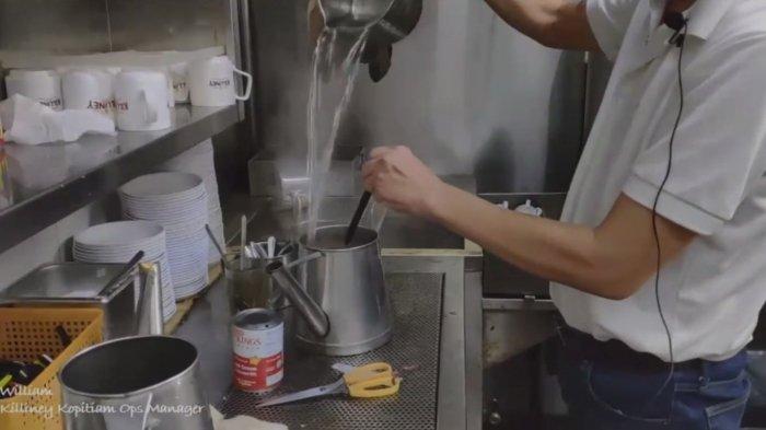 William saat proses membuat kopi secara tradisiona