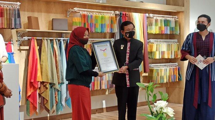 Kisera mendapatkan rekor MURI kerudung pertama yang bisa menampilkan 4 warna dalam 1 helai dan kategori merk kerudung dengan varian terbanyak warna di Indonesia
