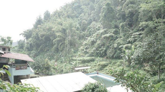 Dua kolam di Sendang Geulis Kahuripan yang berlokasi di Kampung Cilangkop Desa Ganjarsari, Kecamatan Cikalong Wetan, Kabupaten Bandung Barat