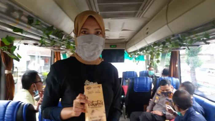 Seorang model menunjukkan kemasan kopi dalam bus Cikobos yang diresmikan, di Pelataran Pendopo Ciamis, Senin (12/10/2020)