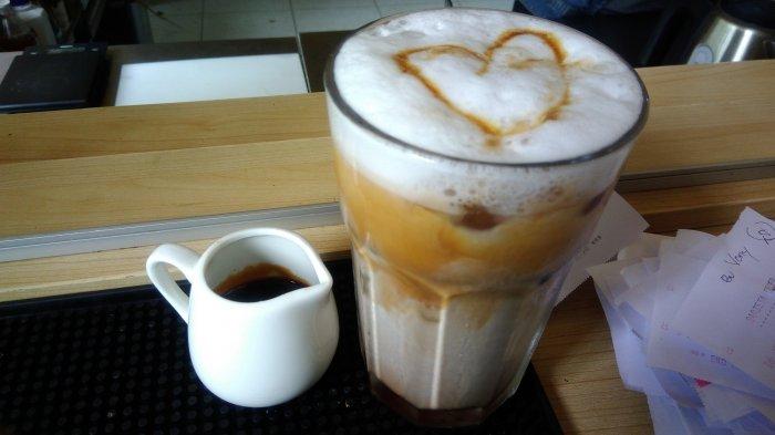 kopi yang dicampur santan sebagai pengganti susu