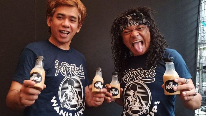 Candil (kanan) dan Dinar menunjukkan kopi produk Koprock di Bandung