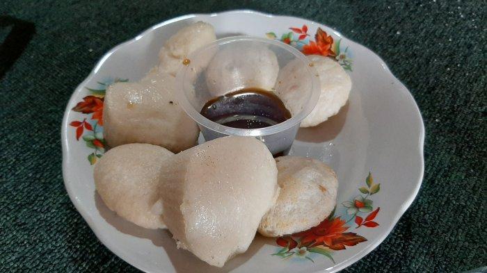 Kue apem yang disajikan dalam tradisi rebo wekasan di Situs Makam Pangeran Pasarean, Kelurahan Gegunung, Kecamatan Sumber, Kabupaten Cirebon, Rabu (14/10/2020).