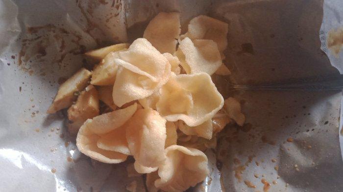 Kupat tahu Singaparna di depan Kantor Kecamatan Rancaekek