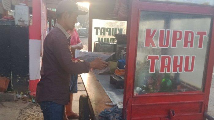 Alex, penjual kupat tahu Singaparna di depan Kantor Kecamatan Rancaekek, Kabupaten Bandung