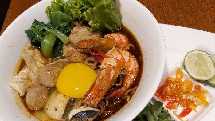 menu mama tomyam noodle ala Hotel Hilton Bandung