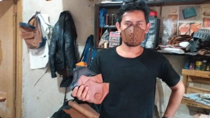 Perajin aksesoris G-Dors Wallet Custom, Sanjay Muhammad Ahsan (32) menunjukkan masker berbahan baku kulit sapi hasil buatannya di galeri miliknya Kampung Sukaregang, Kelurahan Kota Wetan, Kecamatan Garut Kota, Jumat (9/10).