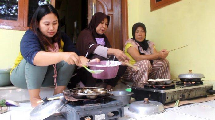 Masyarakat di Desa Kedokanbunder Wetan Blok Gopala, Kecamatan Kedokanbunder saat membuat kue apem yang merupakan tradisi rutin tahunan setiap bulan Safar, Rabu (14/10/2020)