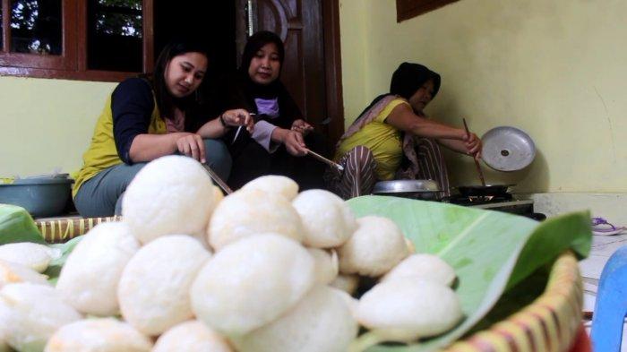 Masyarakat di Desa Kedokanbunder Wetan Blok Gopala, Kecamatan Kedokanbunder saat membuat kue apem yang merupakan tradisi rutin tahunan setiap bulan Safar, Rabu (14/10/2020)