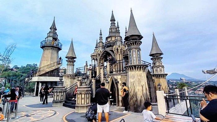 wisata swafoto di Mercusuar Ccafe & Resto di Jalan Lembah Pakar Timur 2 No 7, Kecamatan Cimenyan, Kabupaten Bandung.