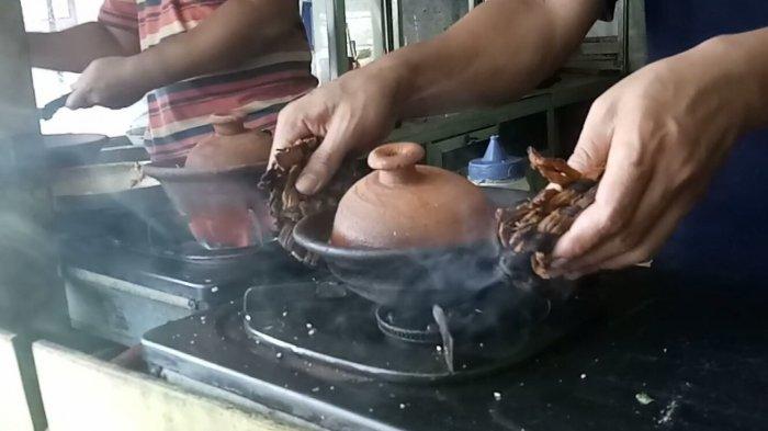 Mi ayam coet sedang dibuat di Rumah Makan Mie Ayam Coet Spesial, Jalan Letjen Soetoyo, Kabupaten Subang