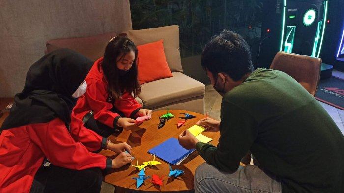 Tamu Hotel Moxy belajar origami