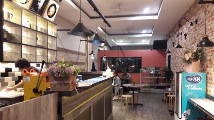 Suasana di dalam OMG Coffee yang terasa cukup luas dan nyaman.