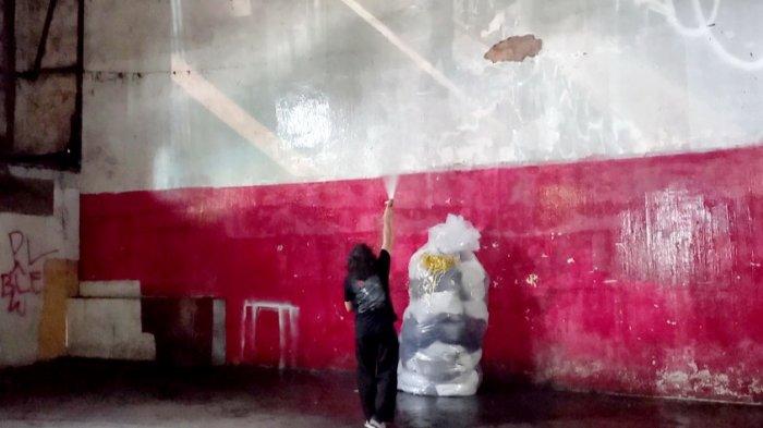 Ritual pembersihan oleh Tisna Sanjaya. Pada ritual tersebut, Tisna mencuci bagian-bagian dinding Eks Bioskop Dian yang kotor.