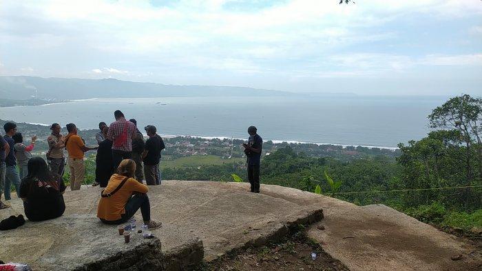 Lokasi tinggal landas untuk paralayang di Gunung Haneuleum, Palabuhanratu, Sukabumi