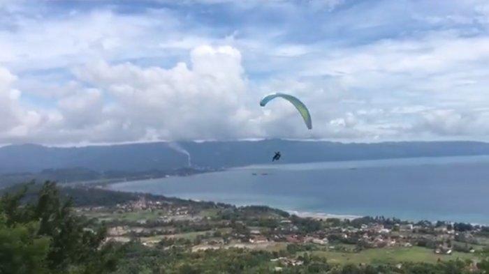 Wisata paralayang dari Gunung Haneuleum, Palabuhanratu, Kabupaten Sukabumi