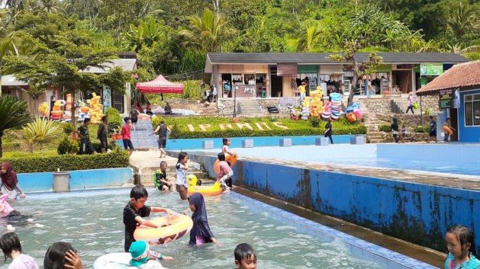 Pemandian air panas di Desa Subang, Kecamatan Subang, di Kabupaten Kuningan sebelah selatan