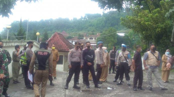 Satgas penanganan Covid-19 Kabupaten Garut tutup tempat wisata yang langgar aturan protokol kesehatan.