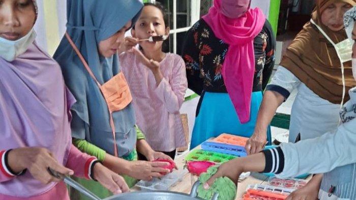 Kelompok Wanita Tani (KWT) Naga Asri, di Desa Banjarharja, Kecamatan Kalipucang, Kabupaten Pangandaran, produksi Permen daribuah Naga.