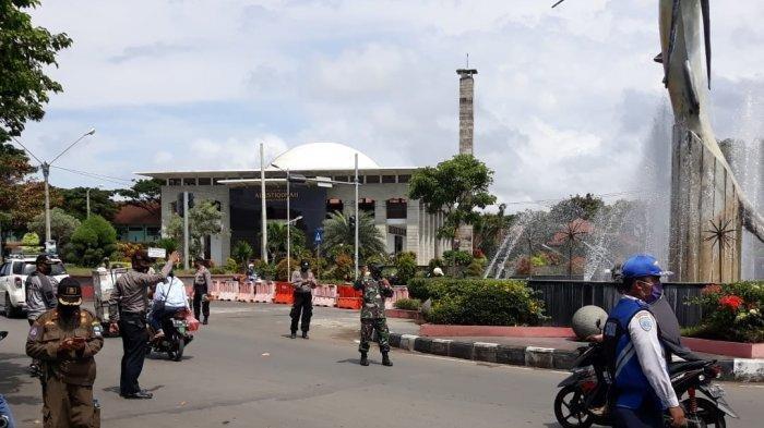 Razia masker di Tugu Marlin, Pangandaran, September lalu