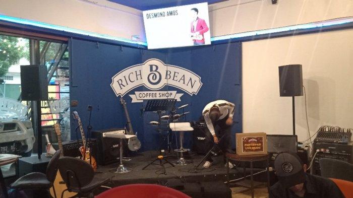 Panggung musik di Richbean Coffee Bandung