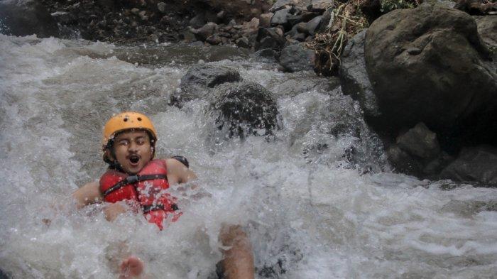 Wisata River Tubing Cikadongdong di Desa Payung, Kecamatan Rajagaluh, Kabupaten Majalengka