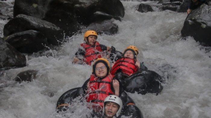 Wisata River Tubing Cikadongdong di Desa Payung, Kecamatan Rajagaluh, Kabupaten Majalengka