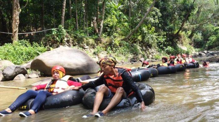 wisata river tubing di Sungai Cisanggarung,kawasan Curug Bangkong, Kecamatan Nusaherang, Kabupaten Kuningan.