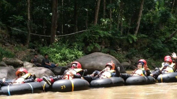 river tubing di Sungai Cisanggarung, kawasan Curug, Kecamatan Nusaherang, Kabupaten Kuningan