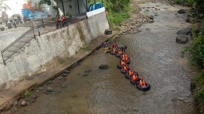 wisata river tubing di Sungai Cisanggarung,kawasan Curug Bangkong, Kecamatan Nusaherang, Kabupaten Kuningan.