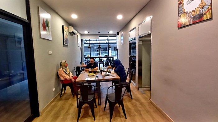 Interior Rumah None berlokasi di Jalan Taman Kopo Indah, Blok H, No 76, Kota Bandung.