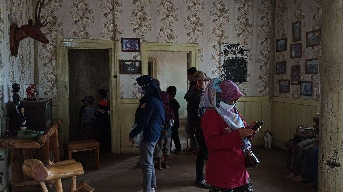Pengunjung mendatangi Rumah Pengabdi Setan di Desa Margamukti, Pangalengan, Kabupaten Bandung