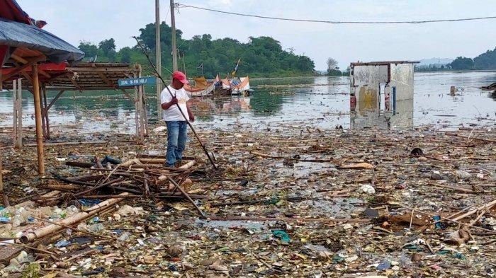 Sampah di Waduk Jatigede, Kecamatan Wado, Kabupaten Sumedang