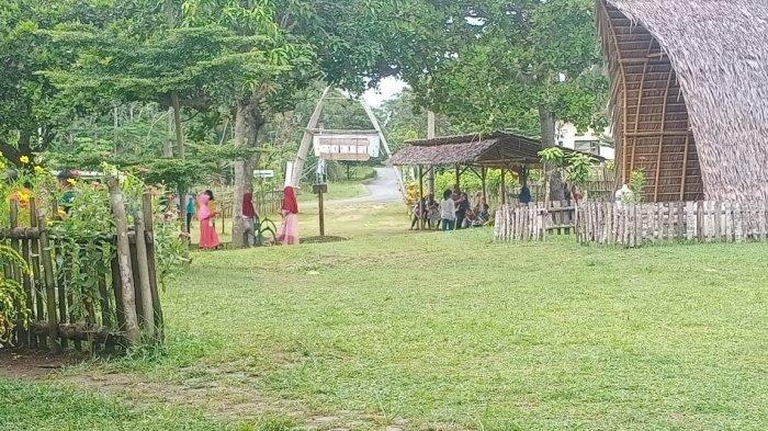 Rumah Makan Saung Bumdes di kawasan Pantai Karang Tirta, Desa Sukaresik, Kecamatan Sidamulih, Kabupaten Pangandaran.