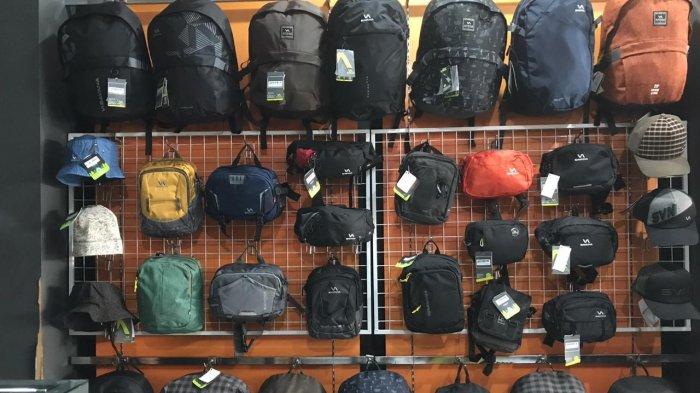 .Beragam produk bag outdoor di di gerai Savana Live The Camp, Jalan Lengkong Besar 89, Bandung